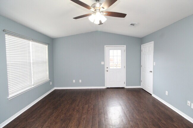 Foto del edificio - Private Cul-de-Sac Living — 3BR Home Featuring Open Layout, Wooded Backyard Views & Stylish Updat...