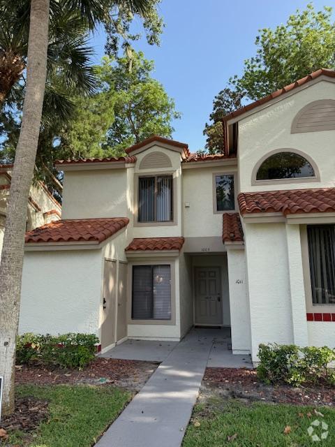 Building Photo - 1003 Country Club Dr