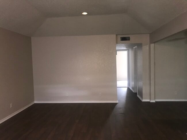 Building Photo - Wonderful Duplex in Saginaw!
