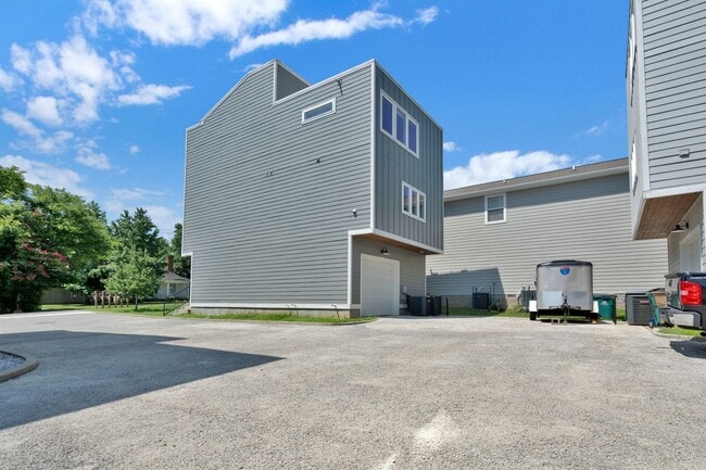 Building Photo - Modern Living In East Nashville!