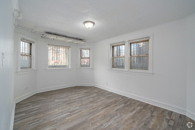 1BR, 1BA - 575SF - Living Room/ Dining Room - 7609 S Coles Ave