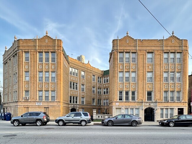 Building Photo - 4263 W Addison St