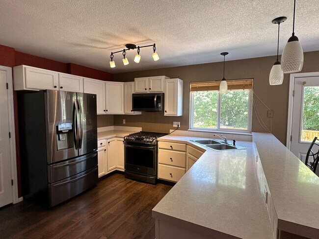 Building Photo - 3BD 3Bath Updated Home in Great Condition!