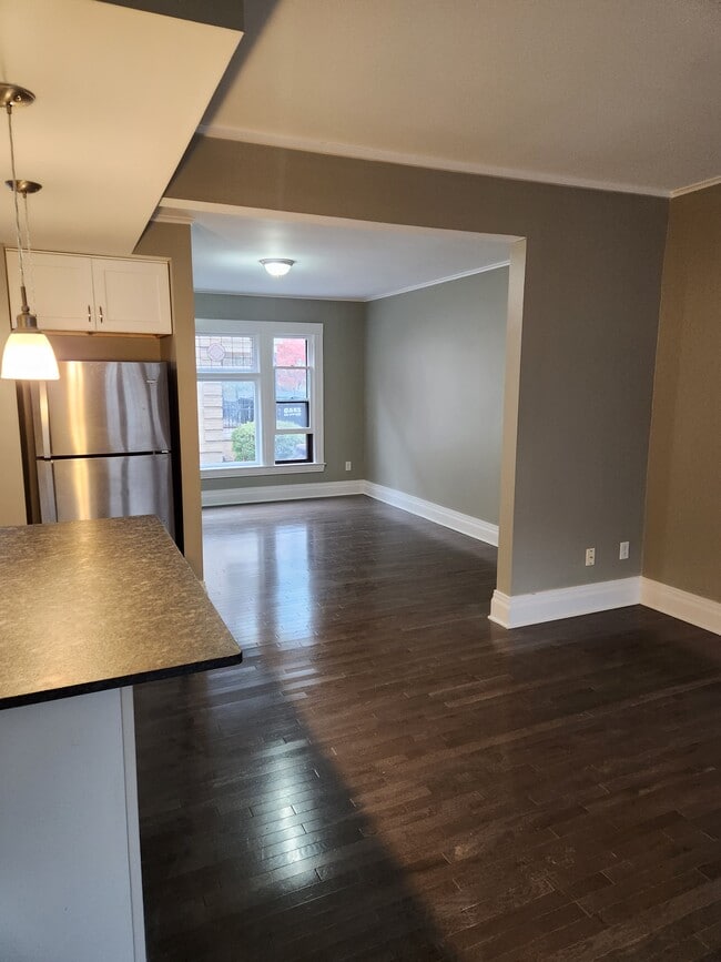 Building Photo - Fully Renovated Park and Beverly!