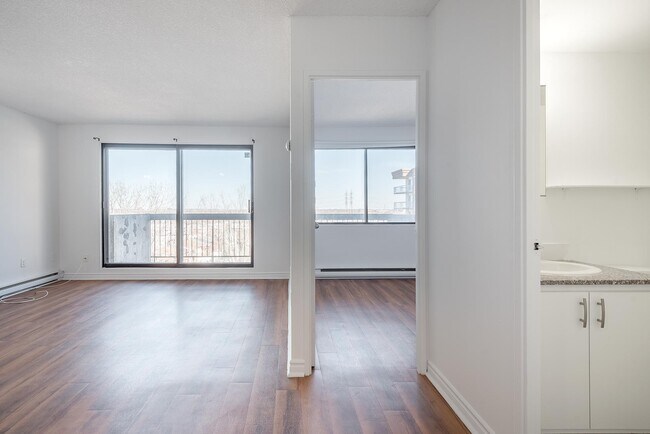 Building Photo - L910