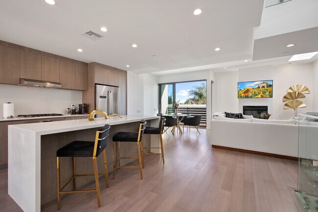 Foto del edificio - 823 N Fuller Ave