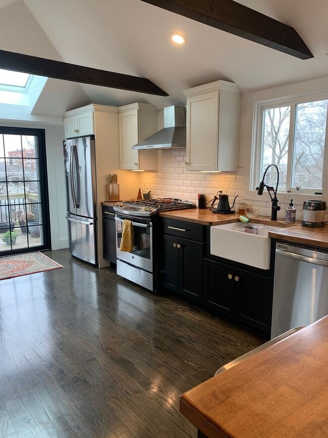 Building Photo - Beautiful 3 bedroom in South Boston