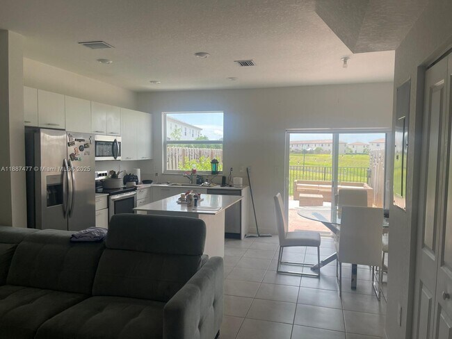 Foto del edificio - 2328 NW 125 St