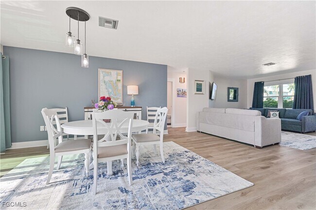 Building Photo - 2868 Sanibel Blvd