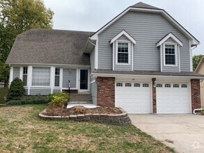 Building Photo - 525 SE Brentwood Dr