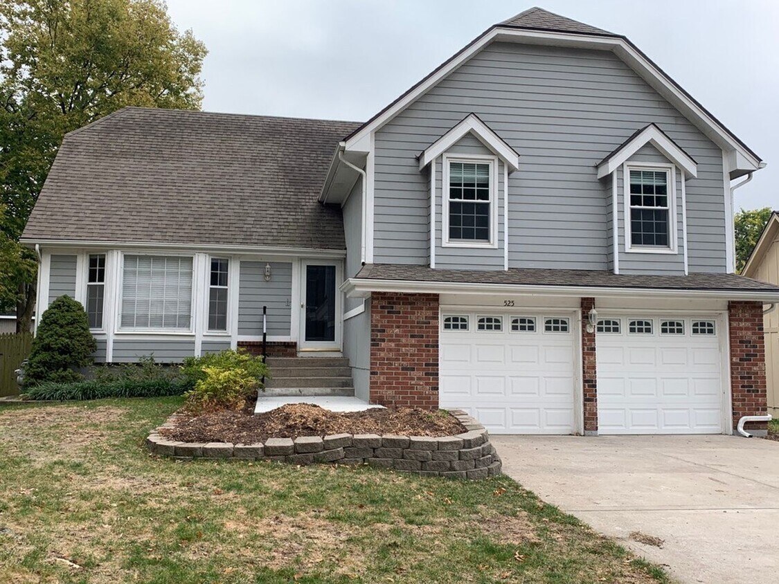 Primary Photo - Large 4 Bedroom/3 Bath Home in Lee's Summit