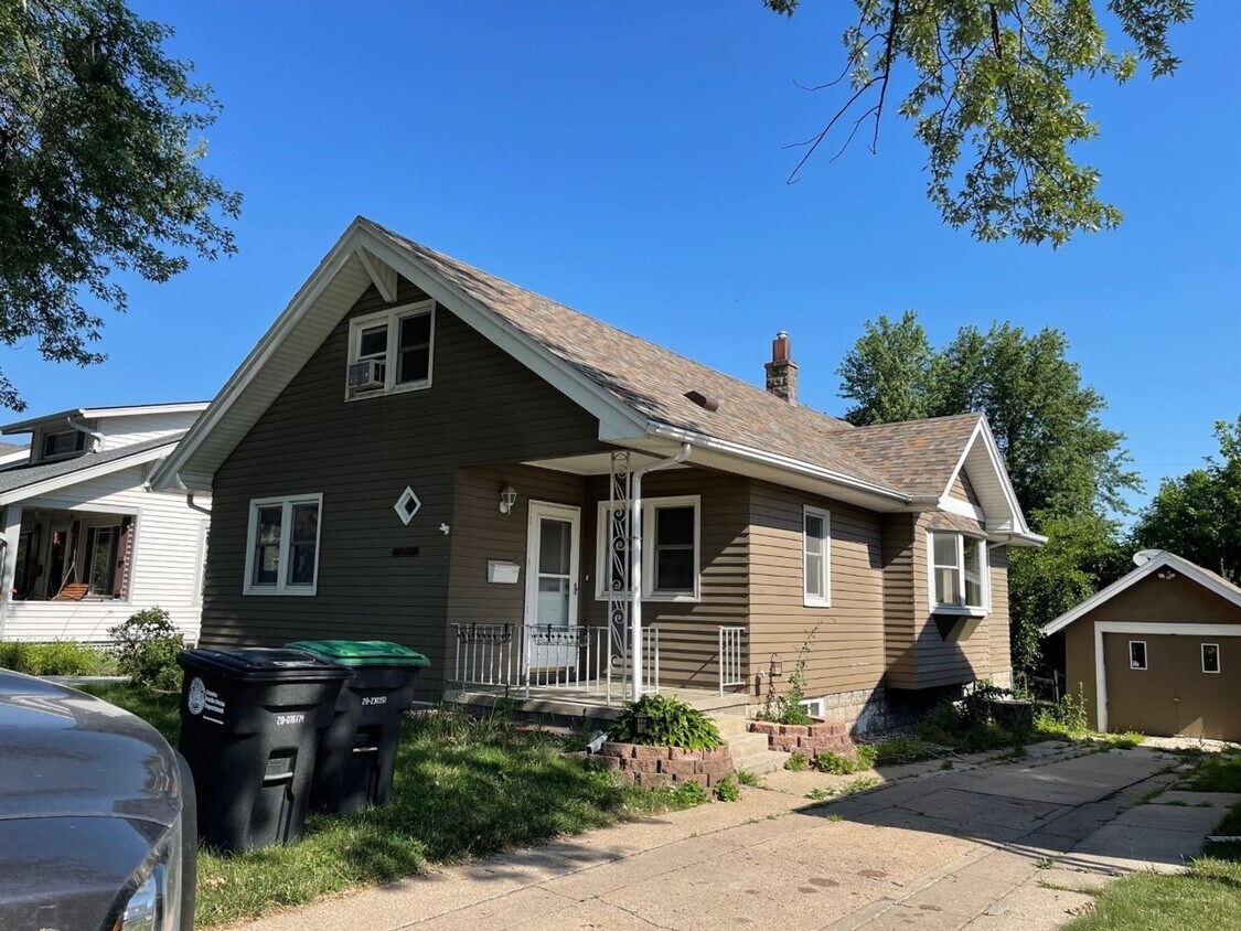 Primary Photo - 4 Bedroom 2 bath House Available Now!!