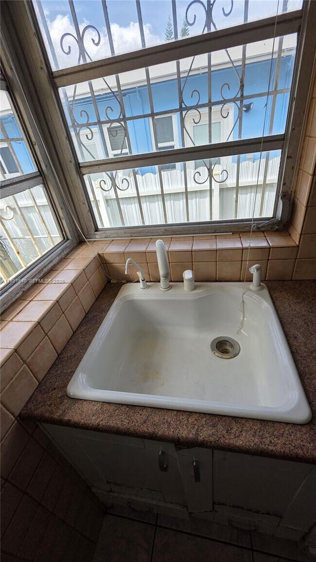 Foto del edificio - 2114 Biarritz Dr