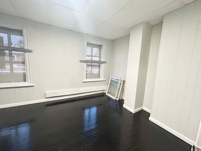 Building Photo - Elmwood Park 3 Bedroom Available Now