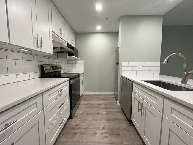 Foto del edificio - 1BD/1BA RiverPlace Condo - Secure Parking Included. Walk to OHSU, Waterfront, Shops & Restaurants.