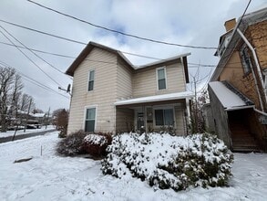 Building Photo - 243 W Pine St