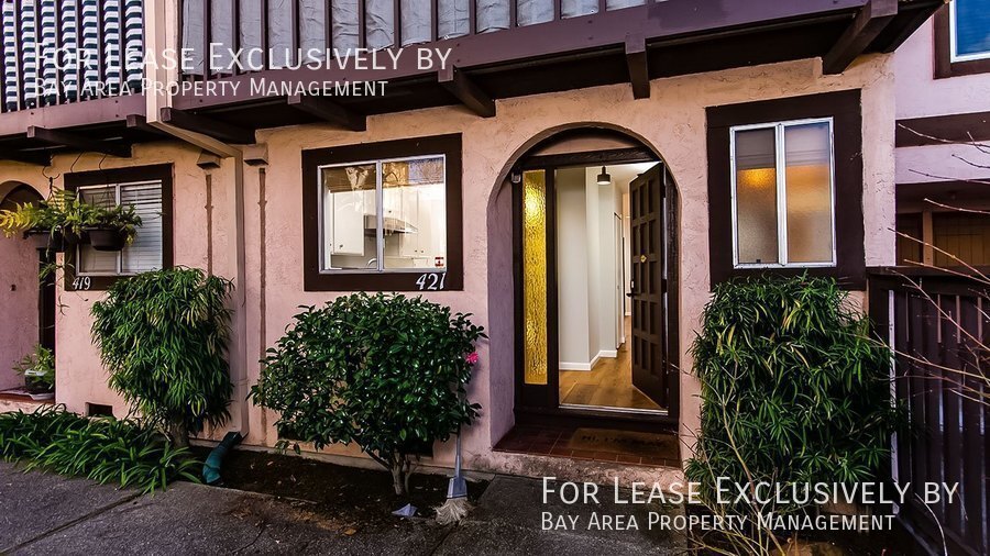 Foto principal - Gorgeous 2BR/1.5 BA townhouse with A/C and...