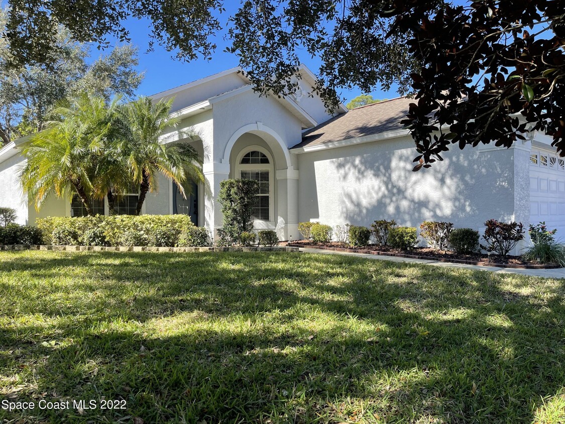 Primary Photo - 2071 12 Oaks Dr SE