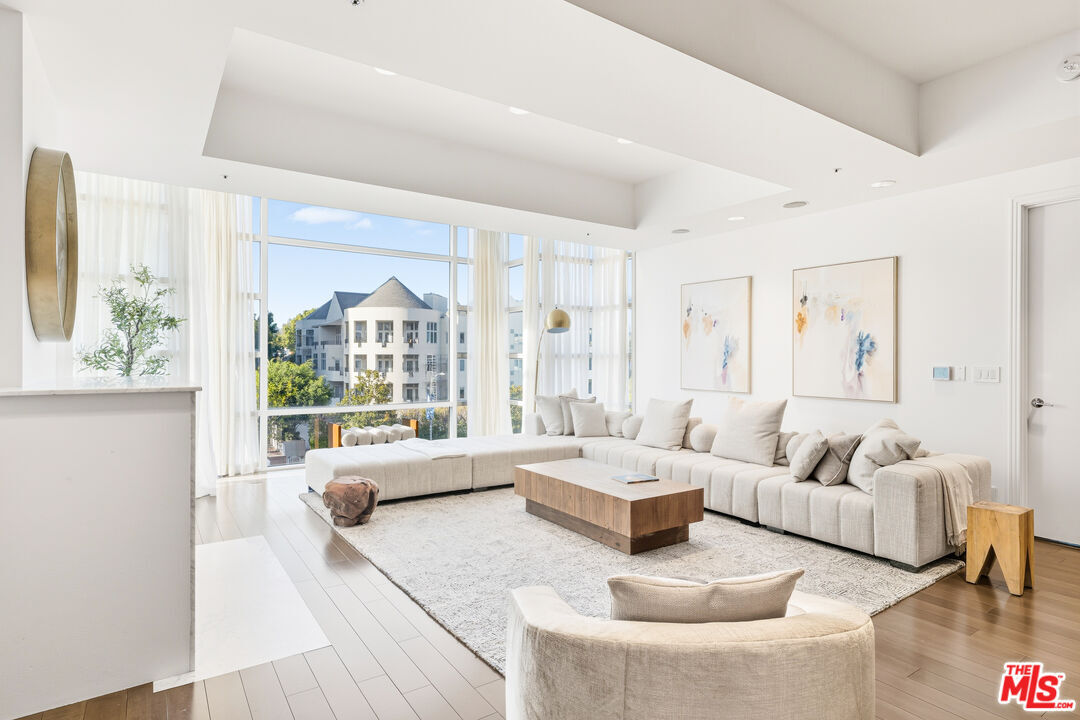 Foto principal - 10380 Wilshire Blvd