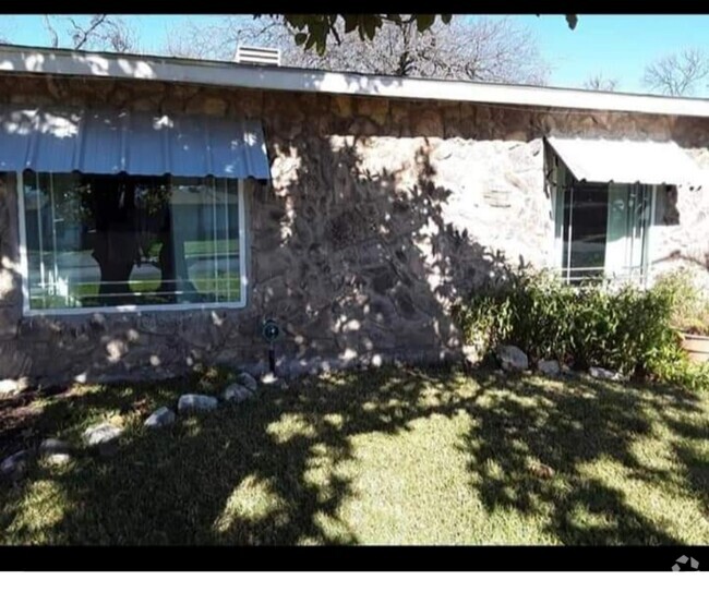 Building Photo - 2031 Beechaven Dr