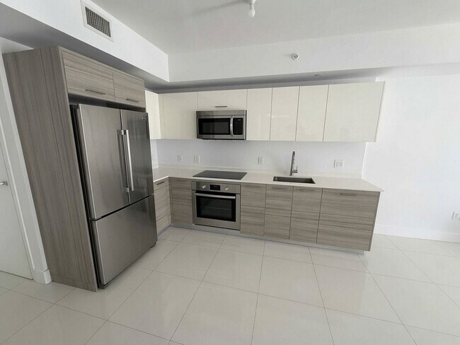 Foto del edificio - 1300 Brickell Bay Dr