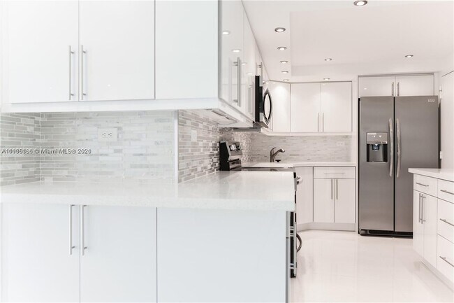 Building Photo - 6039 Collins Ave
