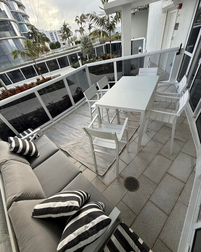 Foto del edificio - 15811 Collins Ave