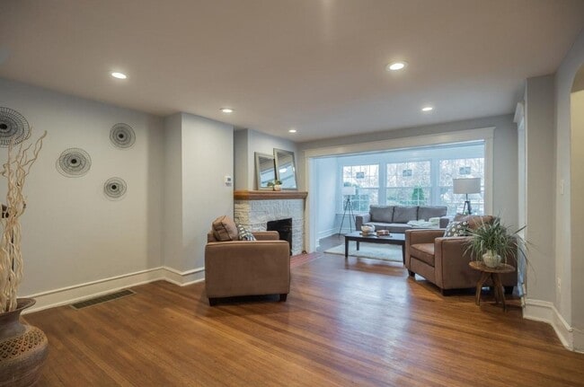 Building Photo - Gorgeous 3-Bed Townhome with Garage Near S...