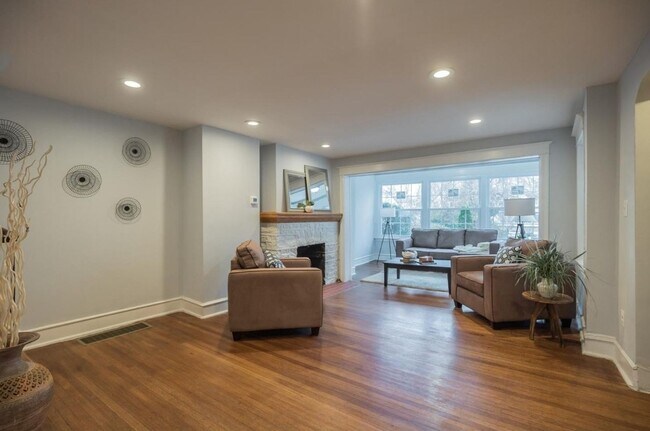 Foto del edificio - Gorgeous 3-Bed Townhome with Garage Near S...