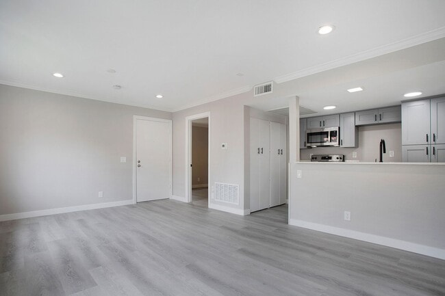 Building Photo - Beautifully Renovated 2 Bedroom 2 Bath Condo