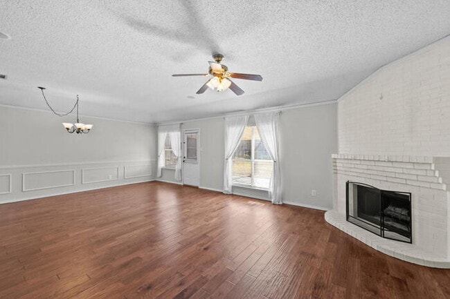 Building Photo - 3 Bedroom 2 Bathroom Home in Benbrook!