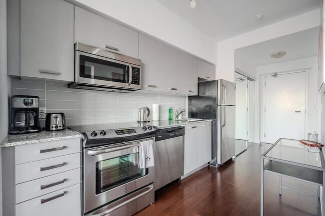 Building Photo - 801 Bay St.