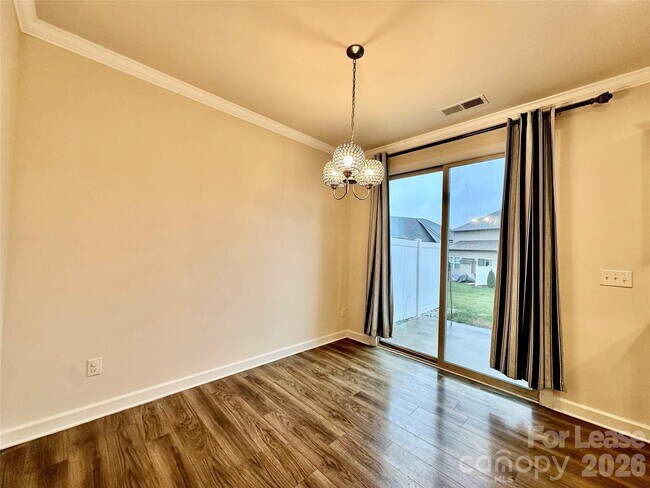 Foto del edificio - 5733 Lachlan Hill Ln