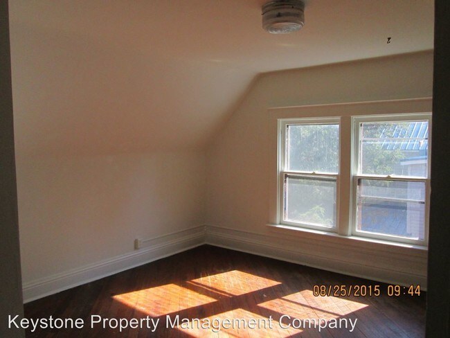 Building Photo - 1211 E Burlington St