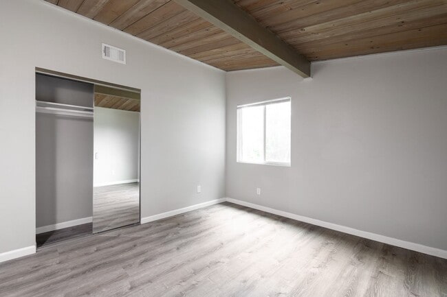 Foto del edificio - Attached garage!