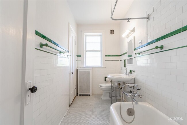 Full Bath with Linen Closet - 2121 W Morse Ave