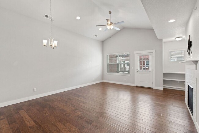 Foto del edificio - 5851 Dripping Rock Ln