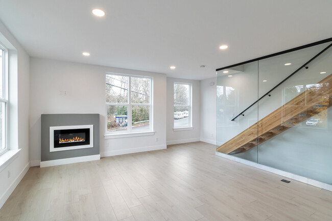 Building Photo - Modern Townhome