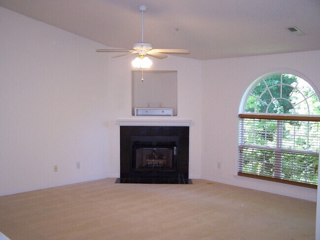 Building Photo - 2BR/2BA condo convenient to FTCC!