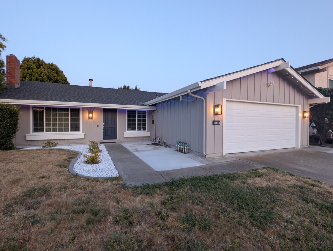 Front - 4558 Cabello St
