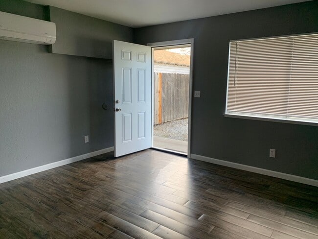 Building Photo - Move in Ready!