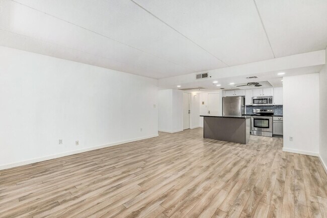 Foto del edificio - 7950 E Camelback Rd