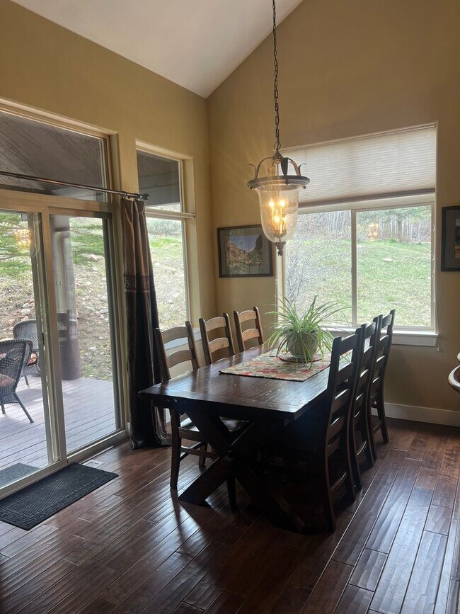 Foto del edificio - End-Unit Townhome in Cove Canyon