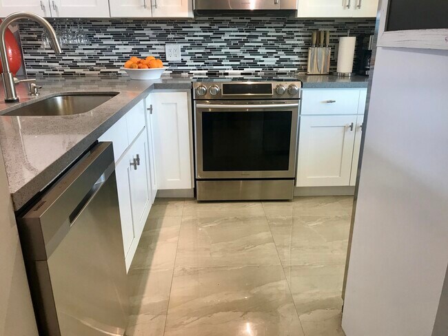 Building Photo - 6097 Balboa Cir