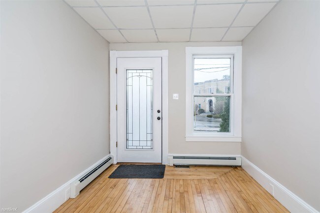 Building Photo - 3 br, 1 bath Triplex - 244 Lake St