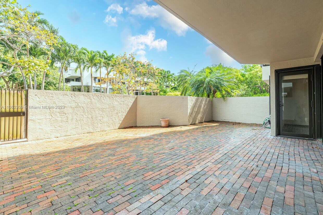 Foto principal - 151 Crandon Blvd