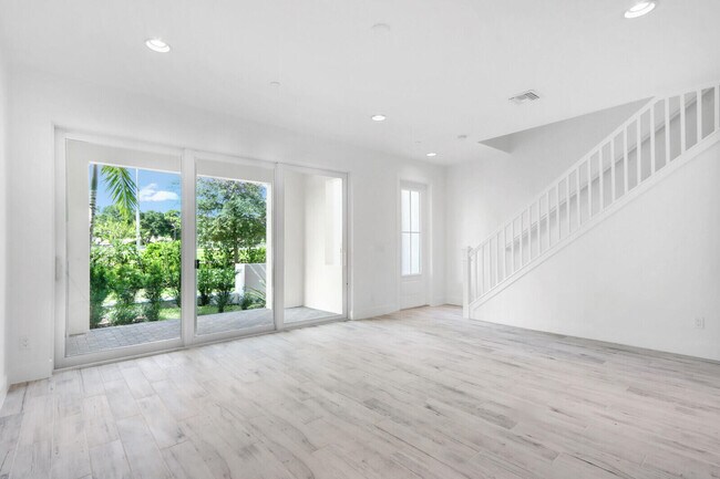 Building Photo - 12542 Gross Pointe Dr