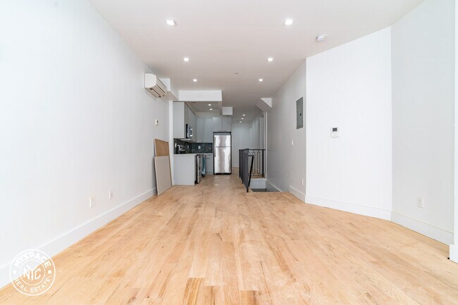 Building Photo - 735 Fenimore St