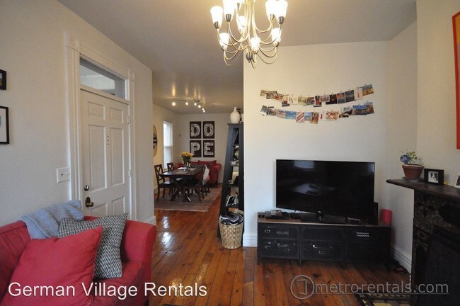 Building Photo - 2 br, 1.5 bath Apartment - 742 Mohawk