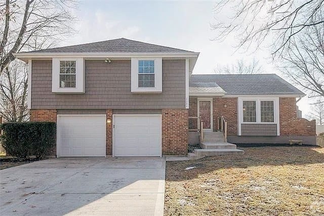 Outside view - 1131 NE Oak Tree Dr